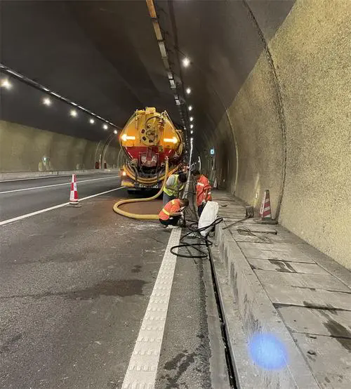 掇刀隧道排水渠清淤